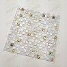 Azulejos blancos y mosaico dorado para baño y ducha Glow