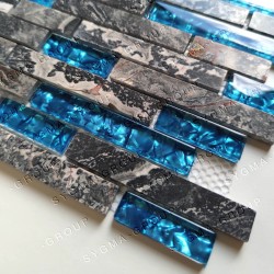 Baldosas de mármol gris y paredes de mosaico de vidrio en la cocina o el baño modelo OLOF BLEU