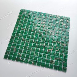 Mosaico verde con detalles dorados – Lujo y distinción