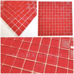 Muestra de mosaicos de vidrio modelo Lorens en color rojo