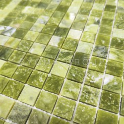 Mosaico de piedra verde – Revestimiento elegante para ducha y cocina