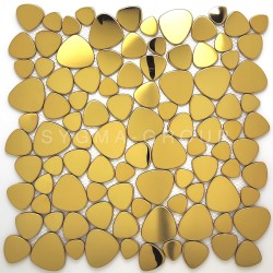 Mosaicos dorados con forma de guijarros sobre malla, diseño decorativo para pared o suelo.